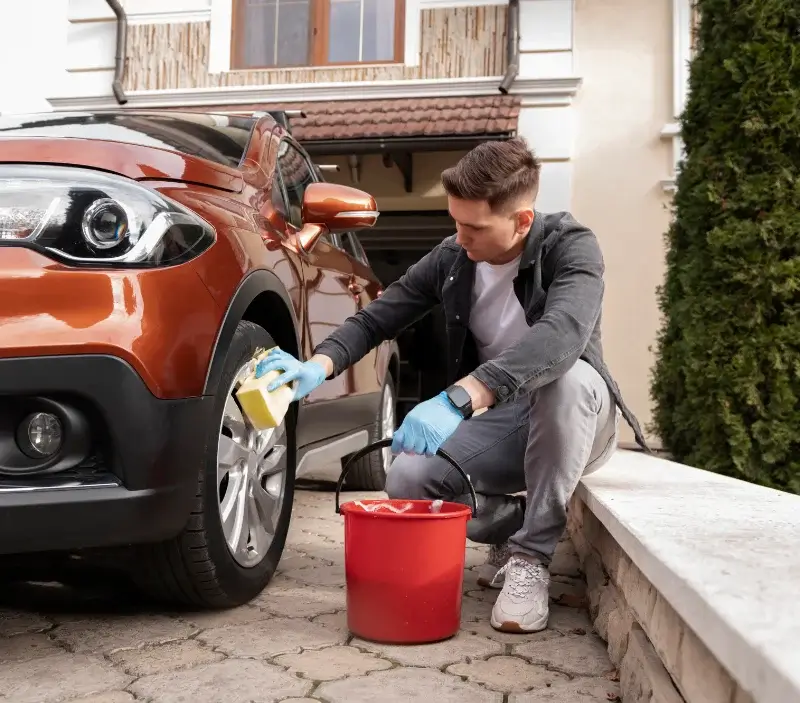 Lavage auto à domicile Guimps : professionnel intervenant sur un véhicule